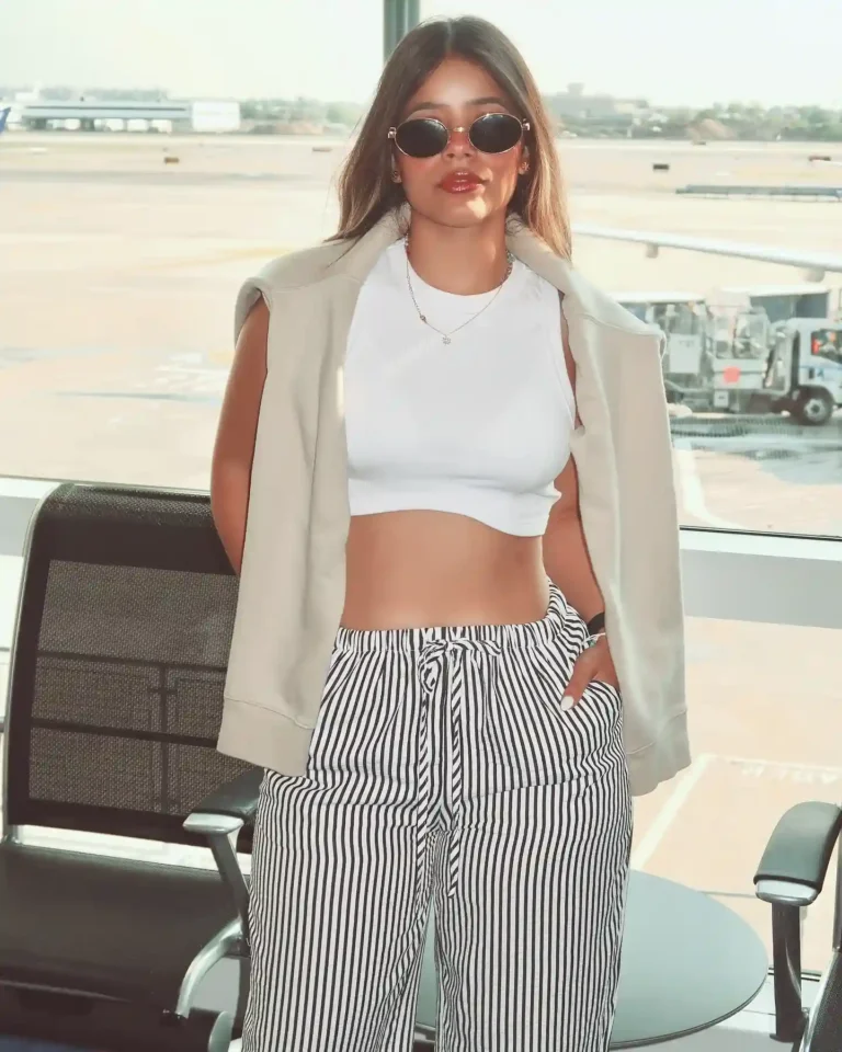 20 Comfy Summer Airport Outfits to Wear on Long Flights