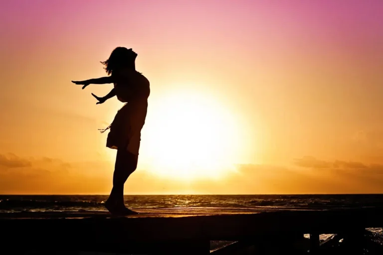 13 Quiet Habits Mentally Strong Women Practice (And How You Can Too)